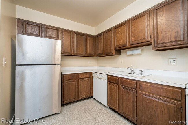 Building Photo - 23788 Village-House Dr N