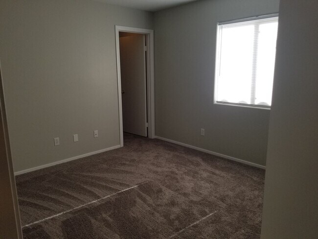 Building Photo - 4 Bedroom Single Family!!