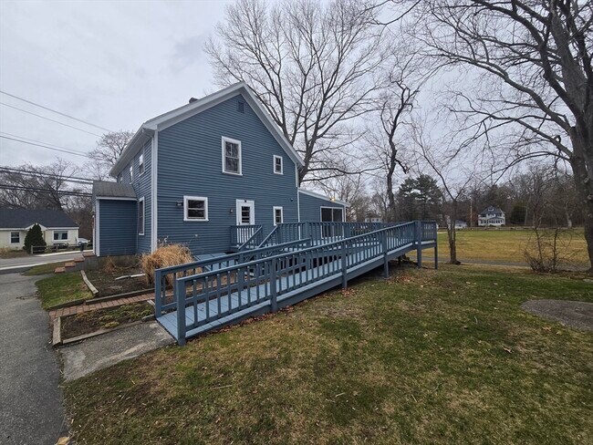 Building Photo - 754 Park St