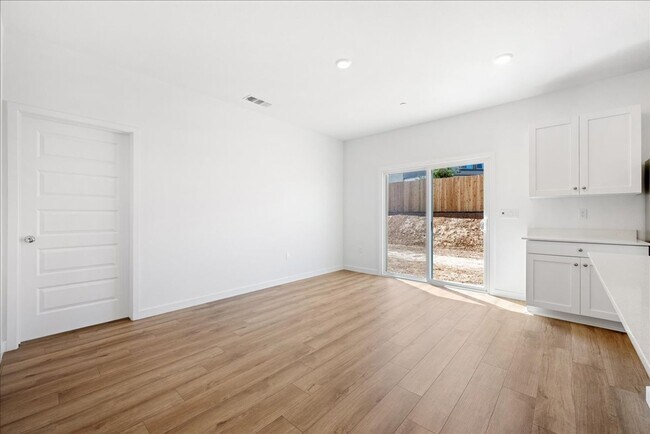 Building Photo - 3685 Vestland Ct