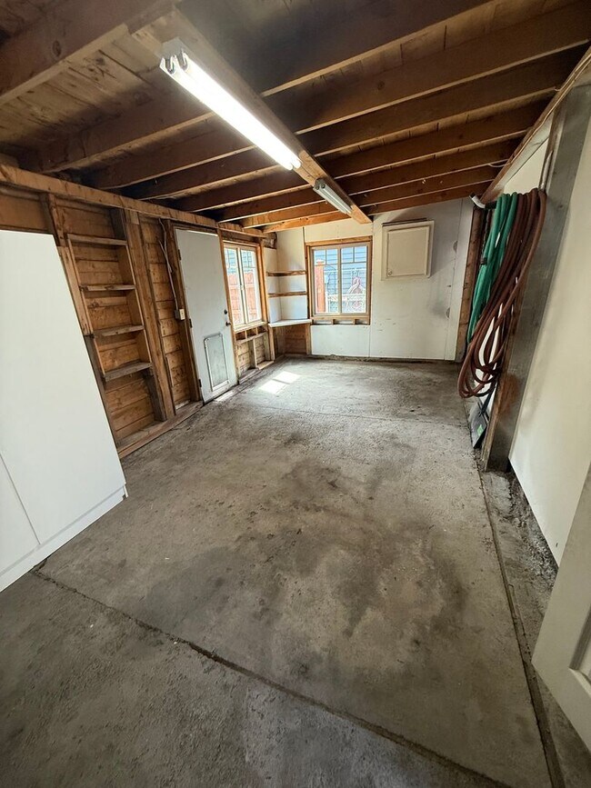 Building Photo - Downtown Craftsman, 3 Bedroom, Air Conditi...