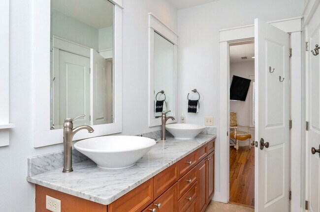 Building Photo - 87 Barracuda St