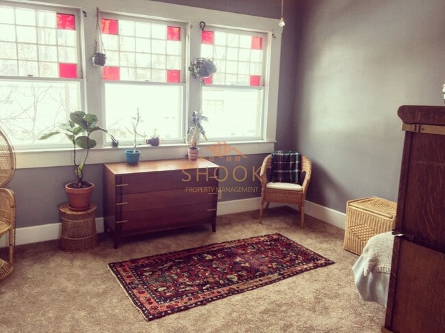 Building Photo - LARGE DOWNTOWN HOME WITH LARGER THAN AVERA...