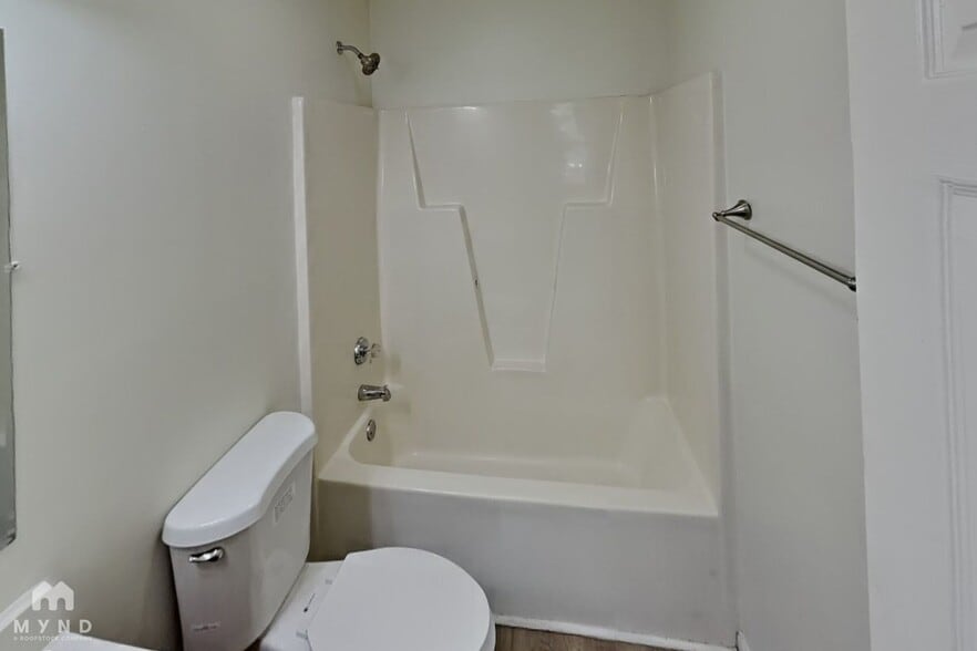 Building Photo - 219 Chattaroy Dr