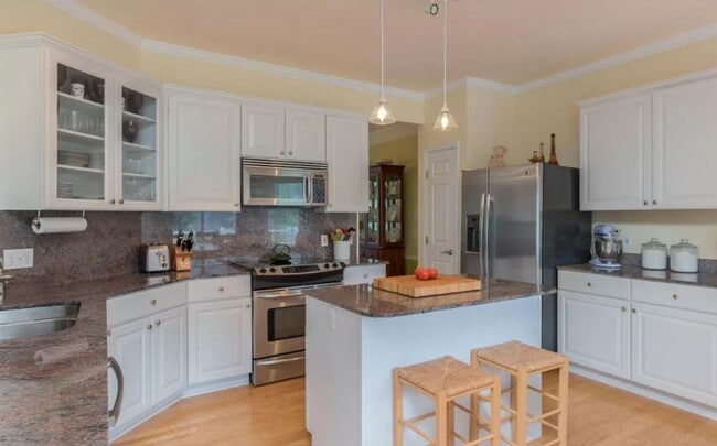 Building Photo - Beautiful large 4 bedroom Home