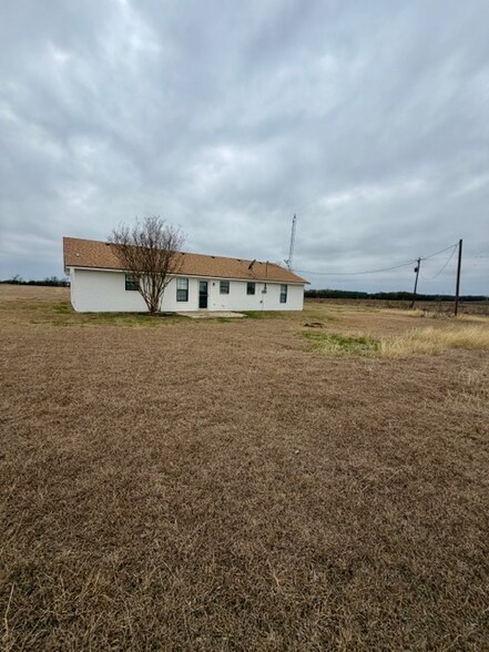 Building Photo - 689 Birdie Ln