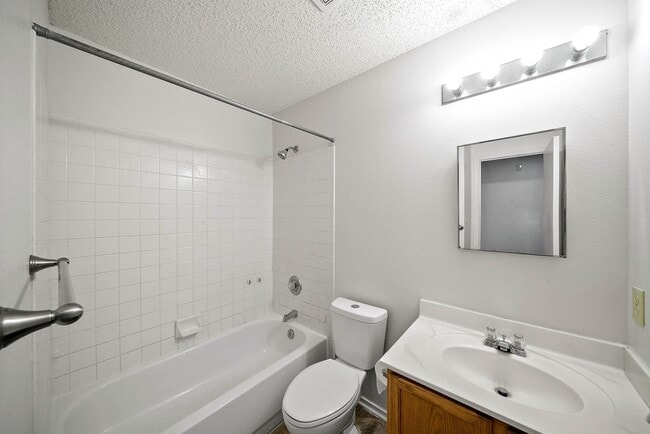 Building Photo - 3 Bedroom and 2 Bathroom located  in Brentfield Subdivision