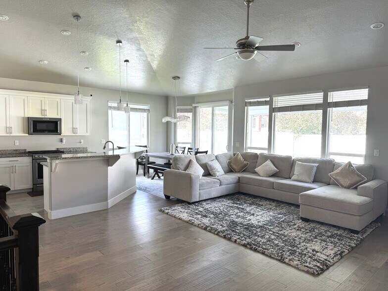 Building Photo - 3288 N 200 W