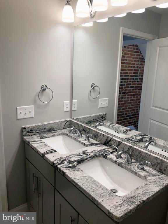 Building Photo - 632 S Decker Ave