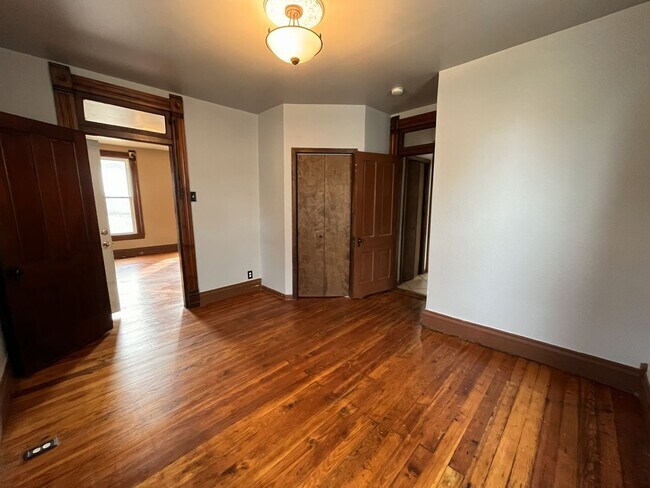 Building Photo - 2 Bedroom House For Rent