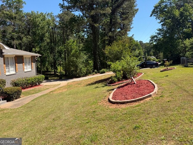 Building Photo - 3336 Camelot Dr NE