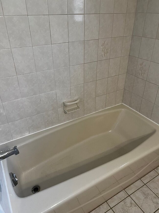 Building Photo - 3 BEDROOM, 2 BATH HOME WITH TILE THROUGHOUT & CLOSE TO THE TURNPIKE