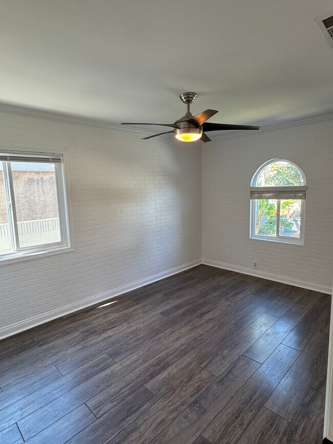 Building Photo - !! MOVE-IN SPECIAL !!  Bright Carson Front House Duplex with Modern Finishes