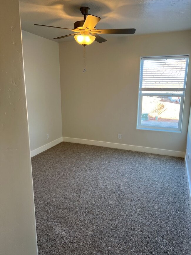 Building Photo - 3 Bedroom 2.5 Bathroom Townhome in Washington!