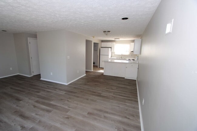 Building Photo - Beautiful 3 Bedroom 1 and a Half Bath Home