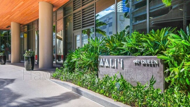 Building Photo - 987 Queen St