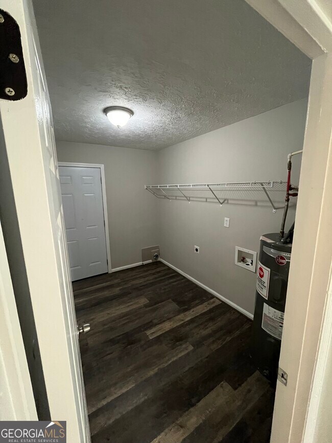 Building Photo - 2220 Mahan Dr