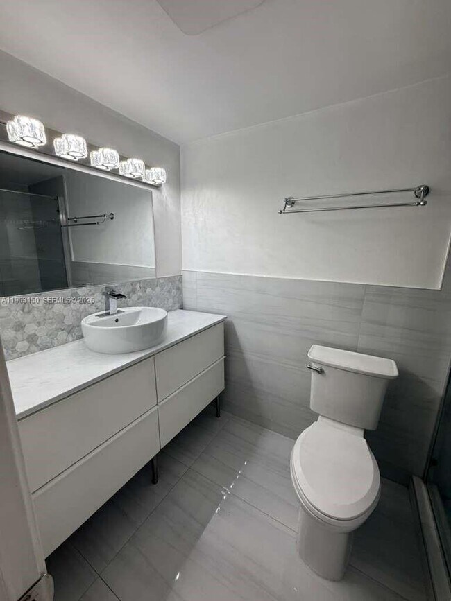 Building Photo - 1550 NE 191st St