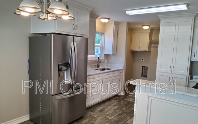 Building Photo - 2934 Carver Dr