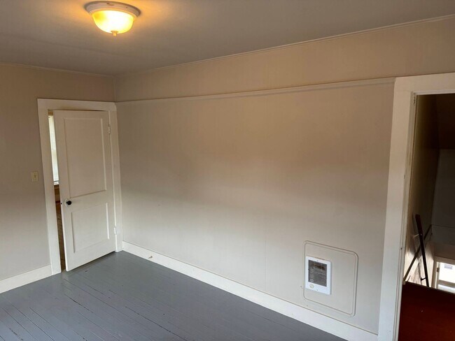 Building Photo - 2 Bedroom in Triplex Near Downtown and Campus