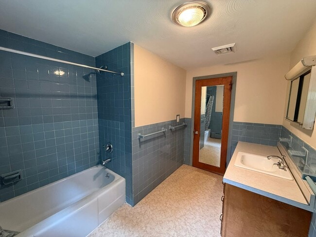 Building Photo - Beautiful 3 Bed, 1 Bath Single Family for Rent in Broad Brook!