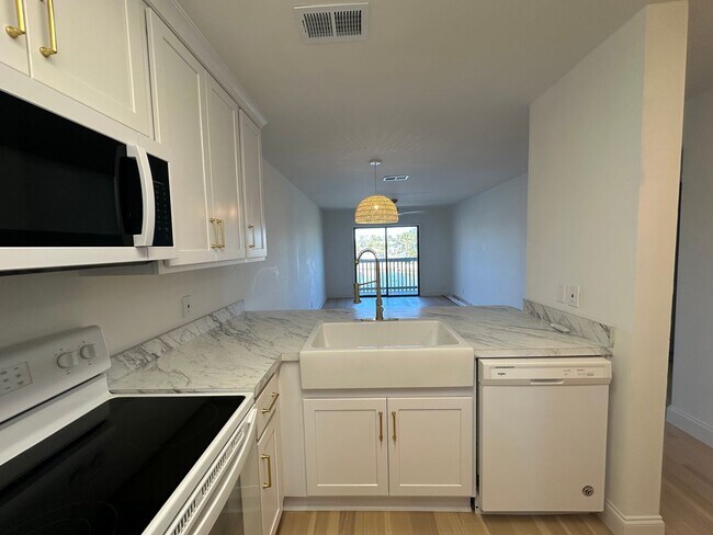 Building Photo - 2 bedroom 1 Bath newly renovated 1 mile from the beach