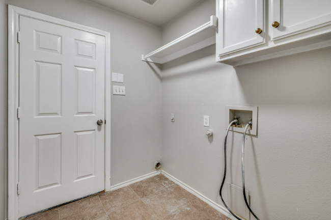 Building Photo - 910 Harwood Ct