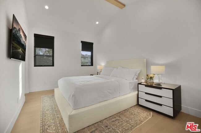 Building Photo - 4433 Kraft Ave