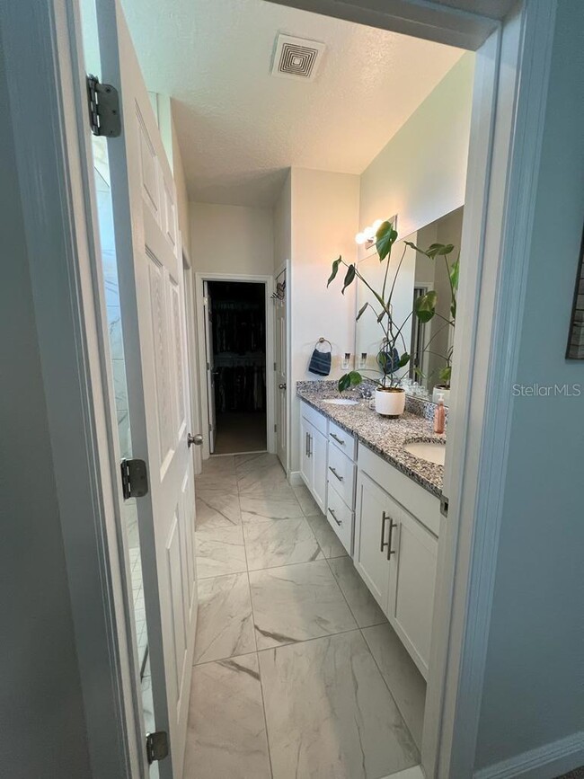 Dual sinks, granite counters - 2546 Volunteer Ave