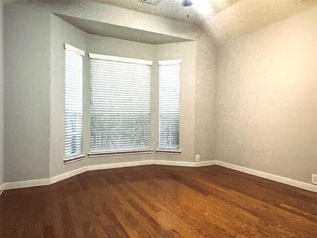 Building Photo - 2910 Sandleigh Dr
