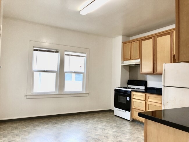 Building Photo - 1055b Grand Ave