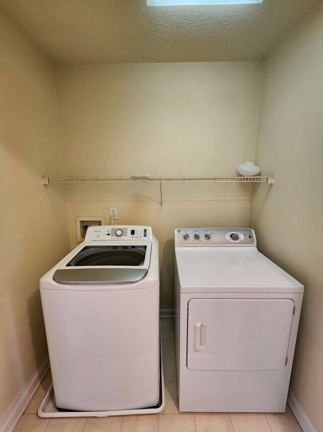 Building Photo - Comfortable 3BD, 2.5BA North Raleigh Townhome with HOA Amenities