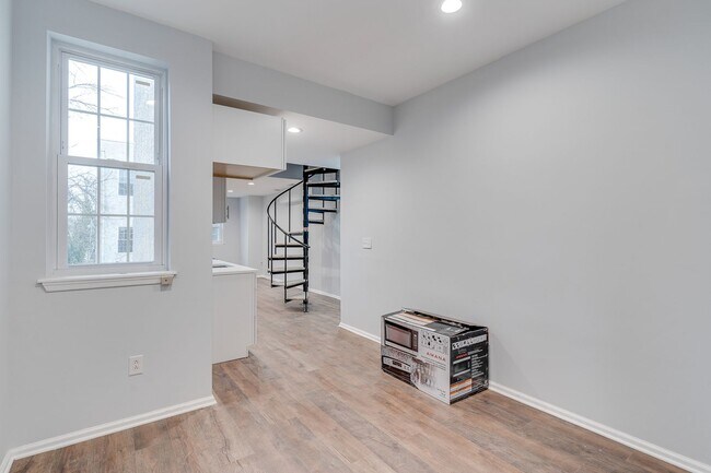 Building Photo - Newly Renovated Temple Apartment