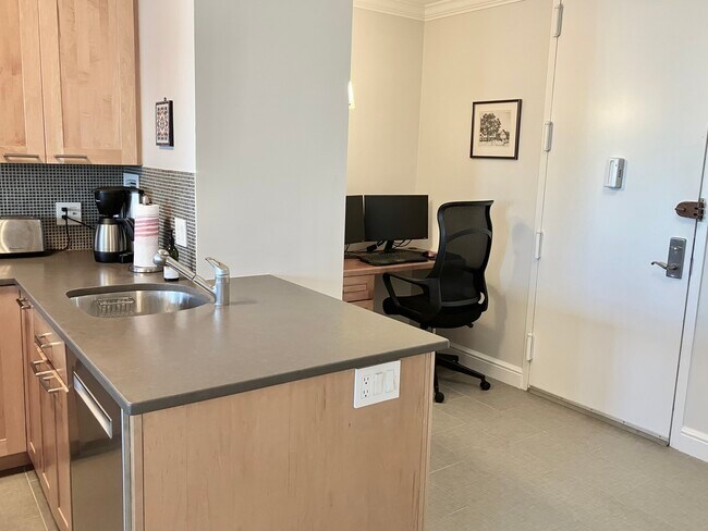 Building Photo - 65 E India Row