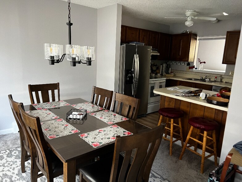 Building Photo - 593 Redwing Ln