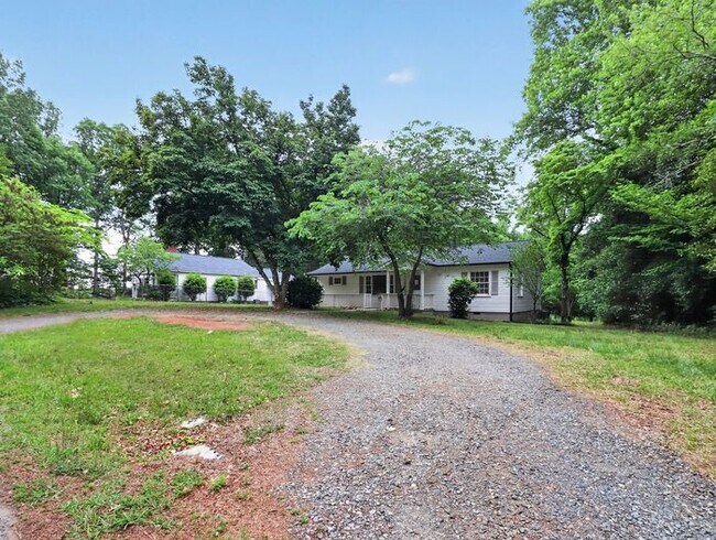 Building Photo - 3BD/2BA Single Family Home on Large Lot!
