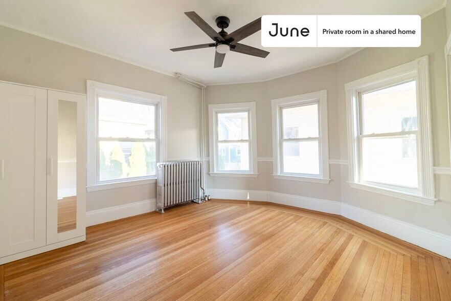 Building Photo - Room in Shared 5 bed/2 bath home in Brookline