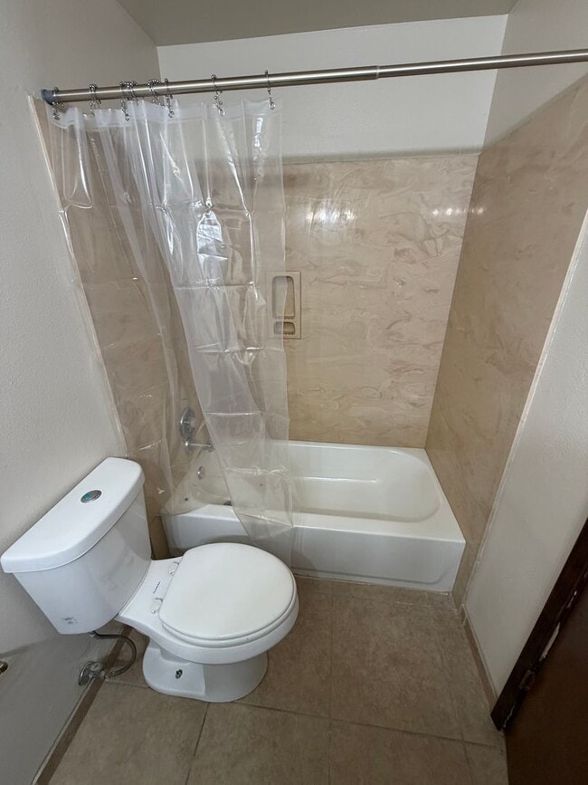 Building Photo - 3 bedroom 2 bath home for rent