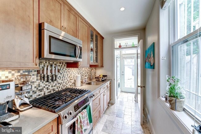 Building Photo - 602 14th Pl NE