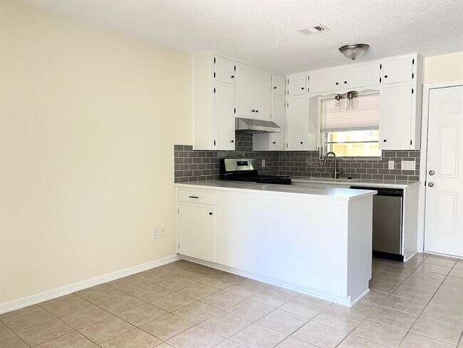 Building Photo - 2305 Western Trails Blvd