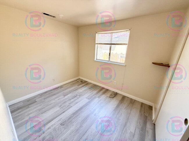 Building Photo - Bright & Spacious 3-Bedroom Home in North ...