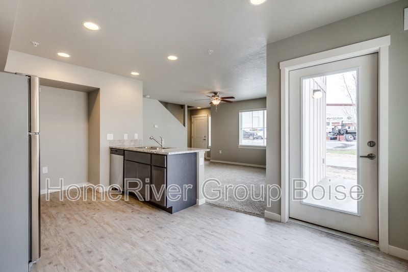 Building Photo - 933 E Travel Ln