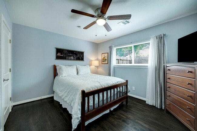 Building Photo - 2910 Freshmeadows Dr