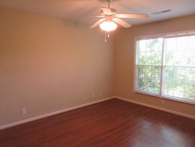 Building Photo - Landmark Pointe