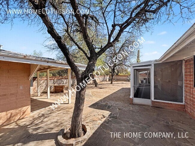 Building Photo - 800 N Alamo Ave