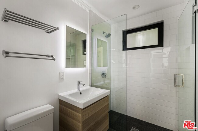 Building Photo - 2425 Rinconia Dr