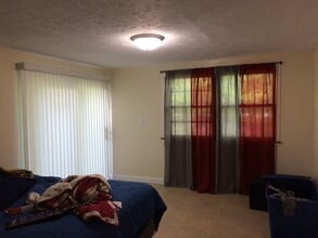 Building Photo - 200 E Cherry St