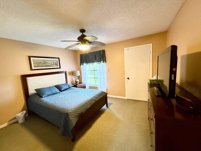 Building Photo - 5496 Viburnum Cir