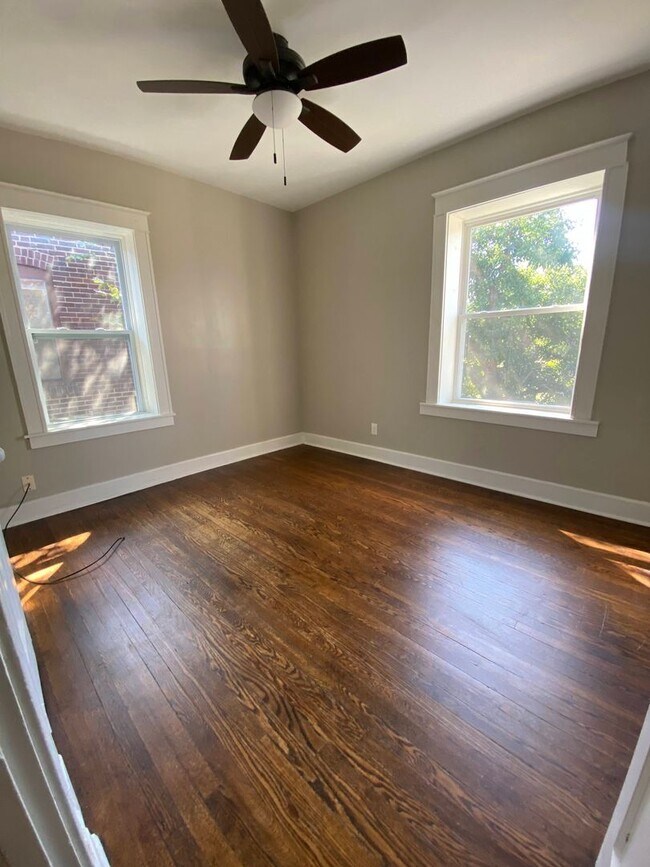 Building Photo - Charming 1 bedroom. Professionally Managed.