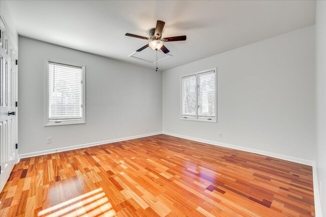 Building Photo - River Hills: 3 BR with 2 Full & 2 Half Baths